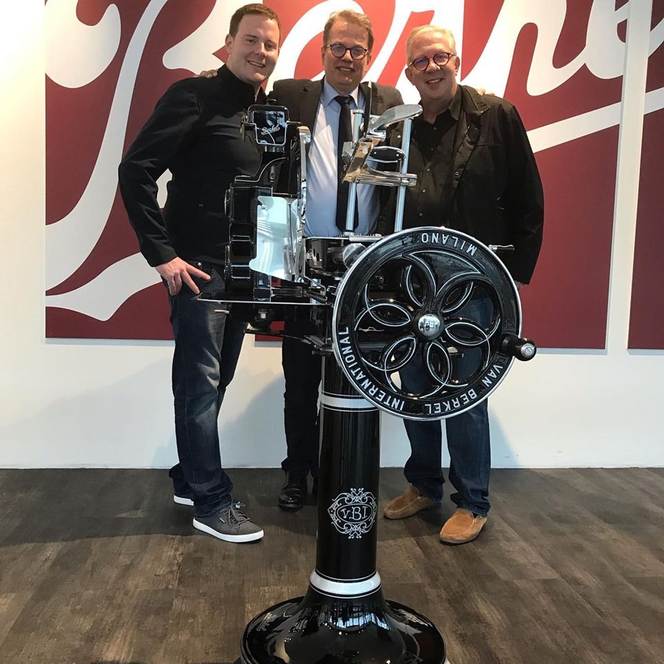 Berkel L16 Schwungradmaschine in Rot mit integriertem Portrait des Ansprechpartners der Hoffman GKT GmbH.